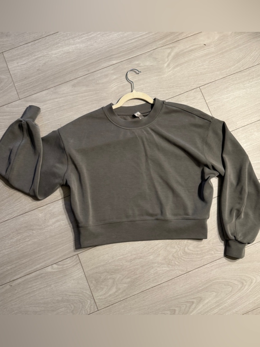 Lululemon Women’s Size 2 Gray Cropped Sweatshirt Long Sleeve Crewneck Pullover